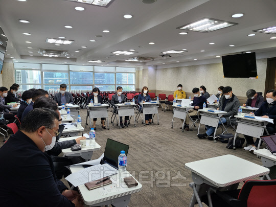 방송통신위원회가 19일 앱 개발사 관련 6개 협·단체와 서울 강남역 인근에서 간담회를 열고 이른바 '구글 갑질 방지법'의 시행령·고시 초안을 발표했다. 윤선영 기자